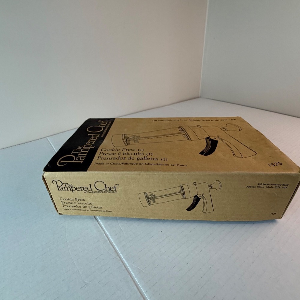The Pampered Chef Cookie Press #1525 Complete In Box, Including Set Of 16 Molds - Picture 2 of 13